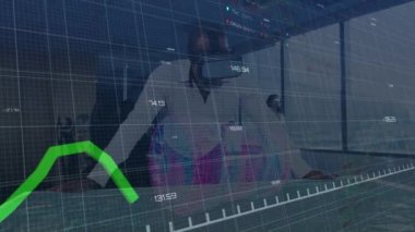 Ofiste VR kulaklık takan Afrikalı Amerikalı iş adamının veri işleme arayüzü. bilgisayar arayüzü ve iş teknolojisi kavramı