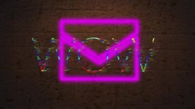 Vay be metninin dijital animasyonu ve tuğla duvara karşı neon mor mesaj ikonu. Sosyal medya ağı ve teknoloji kavramı