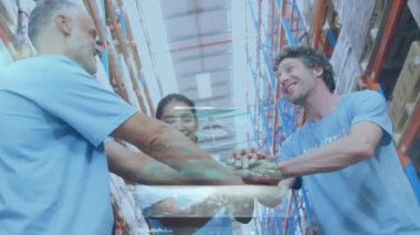 Depoda birbirlerine beşlik çakan çeşitli gönüllülerden oluşan veri işleme ekibine karşı ekranlar. lojistik ve ulaşım sektörü kavramı