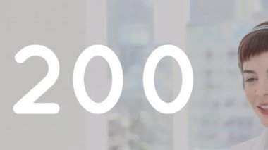 Beyaz kadın müşteri hizmetleri yöneticisine karşı numaralarını değiştiriyor. Ofiste telefonla konuşuyorlar. küresel iş ve teknoloji kavramı