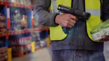 Depoda tarama cihazı kullanan beyaz erkek işçilere karşı veri işleme. lojistik ve ulaşım sektörü kavramı