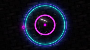 Neon üzerine soyut mor şekillerin dijital animasyonu tuğla duvara yapıştırılmış yuvarlak afiş gibi. Sosyal medya ağı ve teknoloji kavramı