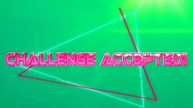 Arıza etkisi, yeşil arkaplana karşı neon üçgenler üzerinde kabul edilen metni aştı. Video oyunu arayüzü ve teknoloji kavramı