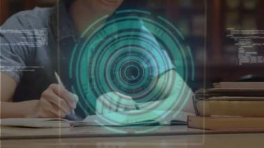 Kolejde kütüphanede okuyan beyaz erkek öğrencinin veri işleme ekranları. kolej ve eğitim teknolojisi kavramına