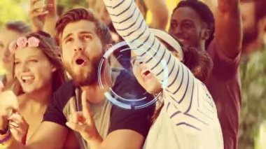 Neon yuvarlak tarayıcı, konserde selfie çeken melez bir çifte karşı. müzik festivali ve konser konsepti