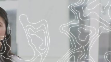 Ofiste telefon kulaklığıyla konuşan Asyalı kadın müşteri hizmetleri yöneticisine karşı topografi. küresel iş ve teknoloji kavramı