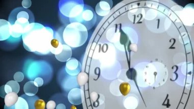 Saatin üzerinde mavi ışık noktalarına karşı gece yarısına kadar yüzen birden fazla balon. Yeni yıl partisi ve kutlama konsepti