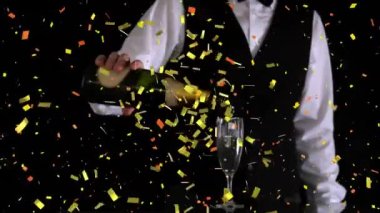 Barmenin orta kısmından dökülen konfeti siyah arka plandaki bir bardağa şampanya döküyordu. Yeni yıl kutlaması ve gece hayatı konsepti