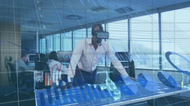 Ofiste VR kulaklık takan Afrikalı Amerikalı iş adamının veri işleme arayüzü. bilgisayar arayüzü ve iş teknolojisi kavramı