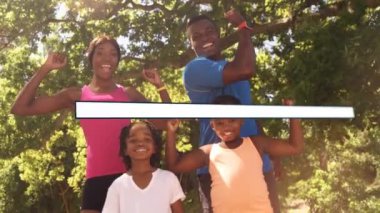 Afro-Amerikan ailesinin parkta kaslarını esneten portrelerine karşı gelişim çubuğu yüklüyorlar. aile, sevgi ve birliktelik kavramı