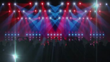 Dans eden insanların siluetinin üzerinde renkli parlak ışıkların dijital animasyonu. gece hayatı ve konser konsepti