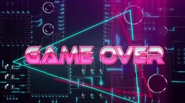 Mor arkaplandaki mikro işlemci bağlantılarına karşı neon üçgenler üzerine oyun bitti. Video oyunu arayüzü ve teknoloji kavramı