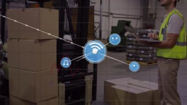 Beyaz erkek işçilere karşı dizüstü bilgisayar kullanan ve depodaki stokları kontrol eden dijital simgeler ağı. lojistik ve ulaşım sektörü kavramı