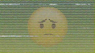 Yeşil arka planda üzgün surat emojisi üzerine televizyon statik etkisinin dijital animasyonu. ifade ve iletişim kavramı