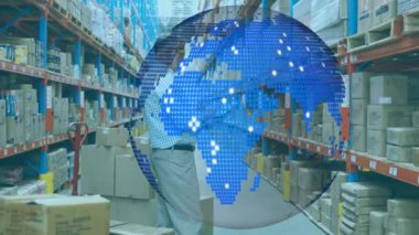 Kafkasyalı üst düzey erkek yöneticinin depodaki stokları kontrol etmesine karşı dönen bir küre. lojistik ve ulaşım sektörü kavramı