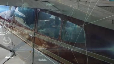 Özel uçağın yakın görüntüsüne karşı bağlantılar ve veri işleme ağı. Havacılık ve uçuş konsepti