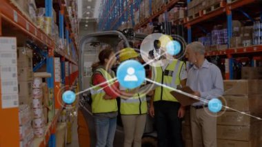 Çevre tarayıcı ve profil simgelerinden oluşan bir ağ, depoda tartışan bir grup işçiye karşı. lojistik ve ulaşım sektörü kavramı