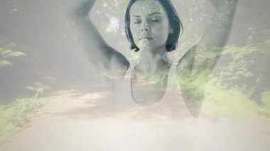 Kafkas kadının dijital kompozisyonu orman yoluna karşı meditasyon yapıyor. Meditasyon ve iç huzur kavramı