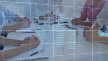 Dünya haritasında iki iş kadınının ofiste tokalaştıkları orta kesime karşı veri işleme. iş ortaklığı ve teknoloji kavramı