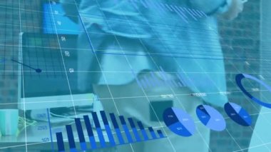 Ofiste çalışırken bilgisayar kullanan beyaz bir adam hakkında istatistiksel veri işleme. küresel ekonomi ve iş teknolojisi kavramı