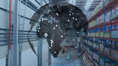 Arka plandaki depoya karşı dönen kürenin dijital bileşimi. lojistik ve ulaşım iş teknolojisi kavramı