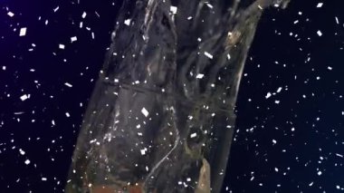 Şampanyaya dökülen konfeti siyah arka plana dökülüyor. Yeni yıl kutlaması ve gece hayatı konsepti