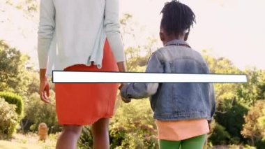 Parkta el ele tutuşan Afrikalı Amerikalı anne ve kızına karşı ilerleme çubuğu yüklüyorlar. aile, sevgi ve birliktelik kavramı