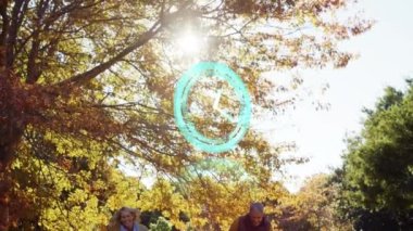 Parkta oynayan beyaz bir aileye karşı neon mavi dijital saat çalışıyor. aile, sevgi ve birliktelik kavramı