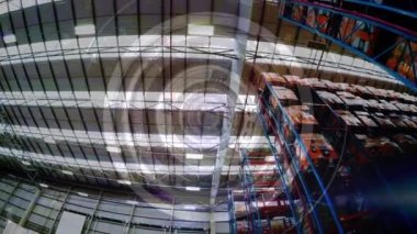 Yuvarlak tarayıcının dijital bileşimi ve depoya karşı veri işleme. lojistik ve ulaşım sektörü kavramı