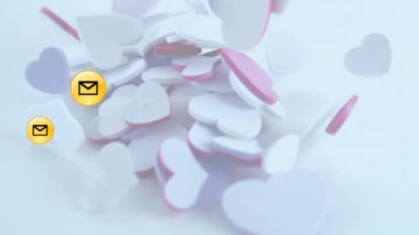 Birden fazla kalbin üzerinde yüzen birden fazla mesaj simgesi beyaz arkaplana çarpıyor. Sevgililer Günü Kutlaması ve Aşk Konsepti