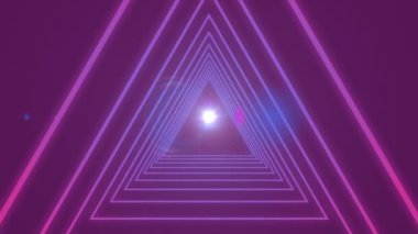 Üçgen şekillerinin dijital animasyonu mor arkaplandaki ışığa karşı kusursuz bir hareketle. doku ve tasarım ile teknoloji arkaplanı