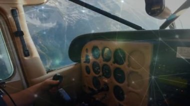 Özel bir uçağı uçuran pilotun orta bölümüne karşı parlayan bağlantı ağı. Havacılık ve uçuş konsepti