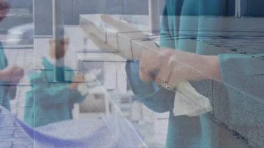 Cerrahın cerrahi yüz maskesi takan orta kesimi, yürüyen insanlara karşı. Sağlık ve Tıp Konsepti