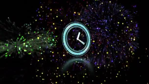 黒い背景で爆発する花火に対して ネオンブルーのデジタル時計 大晦日のパーティーとお祝いのコンセプト — ストック動画