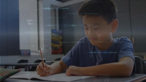 与在小学学习的亚裔男孩相比 有多个具有数据处理的屏幕 回到学校和教育技术概念 — 图库视频影像