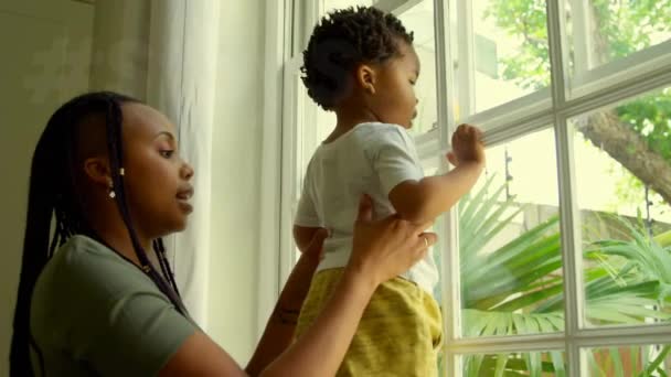 Mantenha Mensagem Segura Contra Mãe Afro Americana Segurando Seu Bebê — Vídeo de Stock