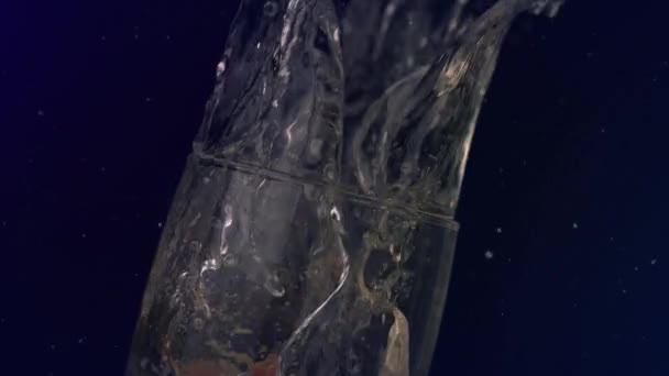 Білі Плями Плавають Над Середньою Секцією Людини Обприскують Шампанське Чорному — стокове відео
