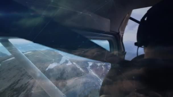 Nätverk Anslutningar Mot Kaukasiska Piloten Som Flyger Ett Privat Flygplan — Stockvideo