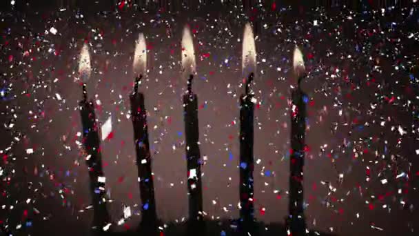 Digitale Compositie Van Kleurrijke Confetti Vallen Brandende Kaarsen Tegen Grijze — Stockvideo