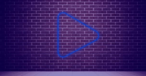 背景にレンガの壁に対してネオンブルーのプレイアイコンのデジタルアニメーション ソーシャルメディアネットワークとテクノロジーの概念 — ストック動画