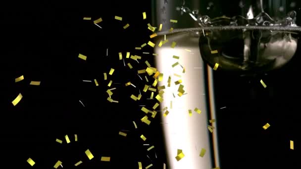 黒を背景にシャンパンの泡の近くに落ちる黄金のコンフェッティ 大晦日のパーティーとお祝いのコンセプト — ストック動画