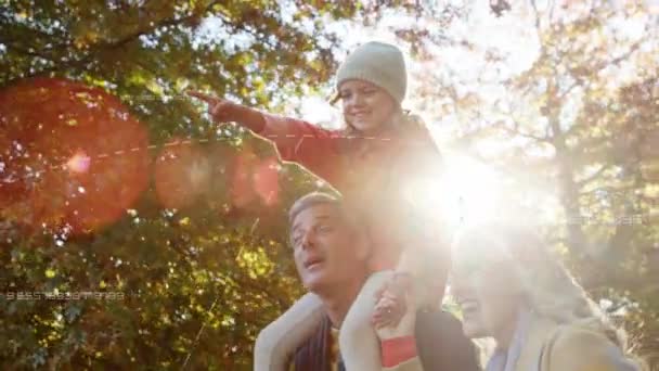 Verbindungsleitungen Und Datenverarbeitung Gegen Kaukasische Familie Park Konzept Familie Liebe — Stockvideo