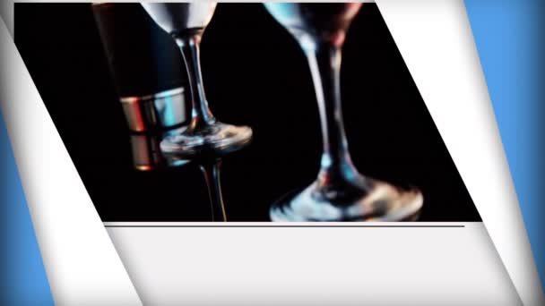 Abstruse Blaue Formen Über Oliven Die Cocktailgläser Vor Schwarzem Hintergrund — Stockvideo