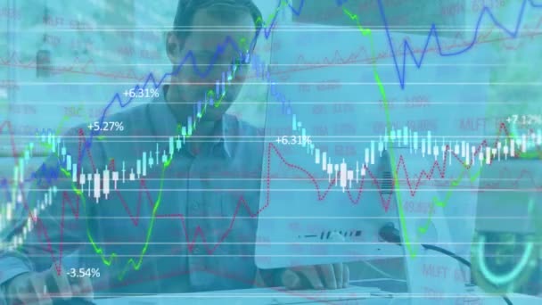 Mercado Ações Processamento Dados Financeiros Sobre Homem Caucasiano Usando Computador — Vídeo de Stock