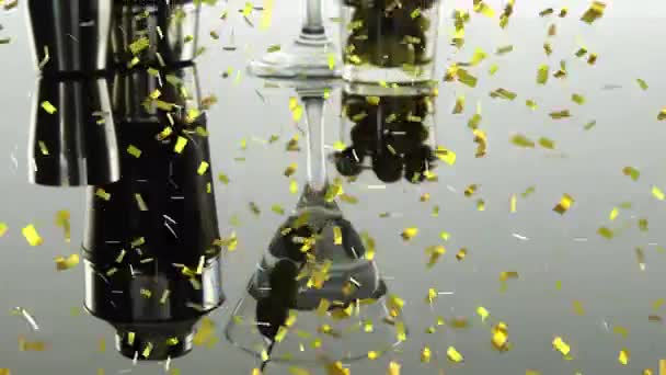 金色的五彩纸屑落在酒吧间的设备和灰色背景的鸡尾酒杯橄榄上 夜生活和酒吧派对的概念 — 图库视频影像