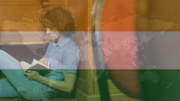 Digitale Samenstelling Van Wereldkaart Tegen Blanke Mannelijke Student Studeren Bibliotheek — Stockvideo