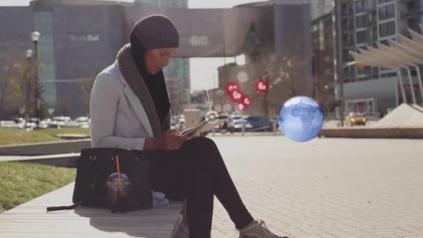 Globus Und Mehrere Digitale Icons Schweben Über Der Frau Hijab — Stockvideo