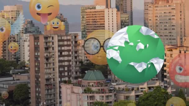 Globo Giratório Vários Ícones Emoji Rosto Flutuando Contra Edifícios Altos — Vídeo de Stock