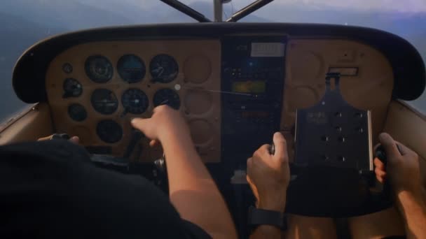 Özel Bir Uçak Uçuran Iki Pilotun Orta Bölümündeki Bağlantılara Karşı — Stok video