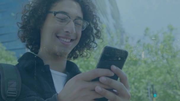 Composizione Digitale Uomo Caucasico Sorridente Durante Utilizzo Smartphone Contro Paesaggio — Video Stock